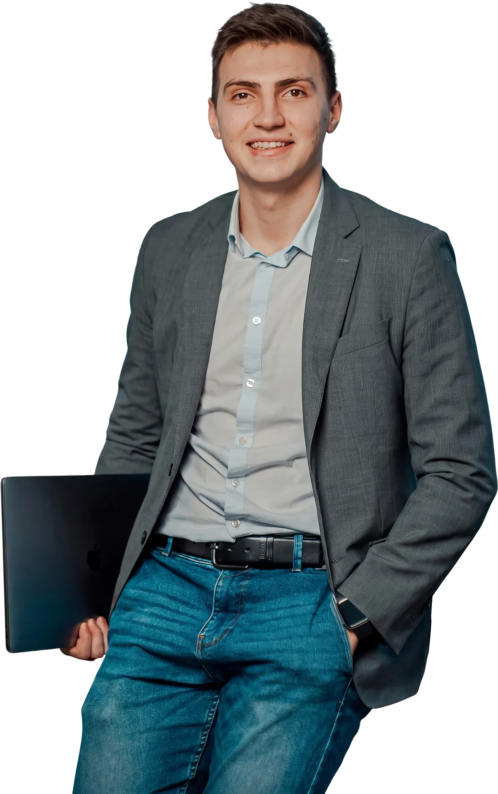 Säljare med laptop framför en CRM-vy